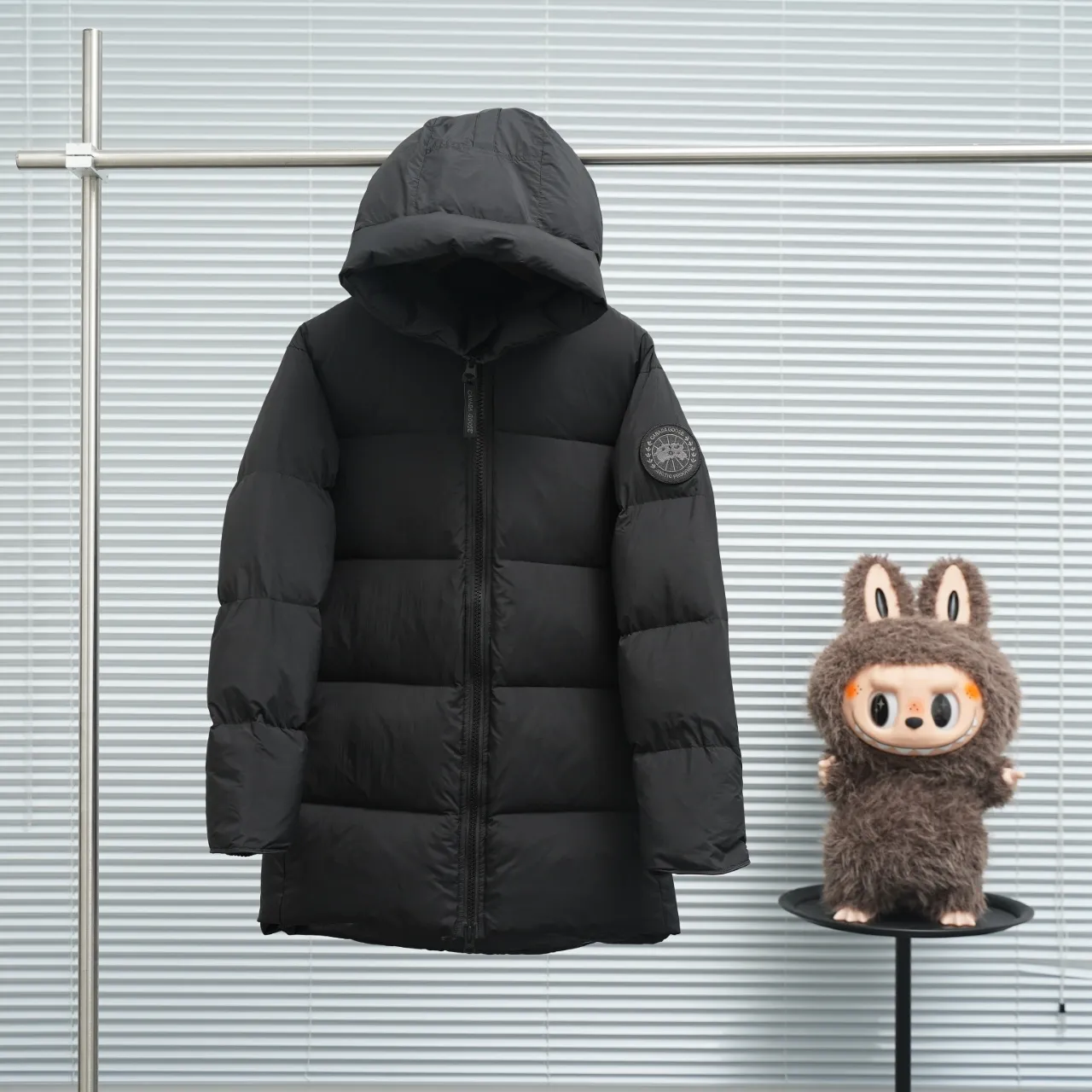 P940 Canada Goose Lawrence Down Jacket The Lawrence Down Jacket provides essential protection for everyday adventures and is made from sustainable Enduraluxe fabric with a durable soft touch. It features a quilted body, an adjustable down hood and a longer hem. Adjustable, down-filled, communicated hood. Two-way center front zipper increases range of motion and ventilation. The chin-protecting suede knit stand-up collar is soft and extra-comfortable. Inset rib-knit cuffs for added comfort and locked in heat. CORDURAD piping at the cuffs hem and reflective double-stripe grip tape at the back. Internal shoulder strap Color: black with red label black with black label azure blue Size: XS-2XL